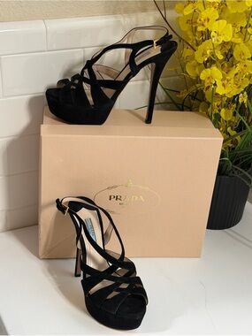 Prada Authentic Heels. Calzature Donna in black suede . Excellent cond.